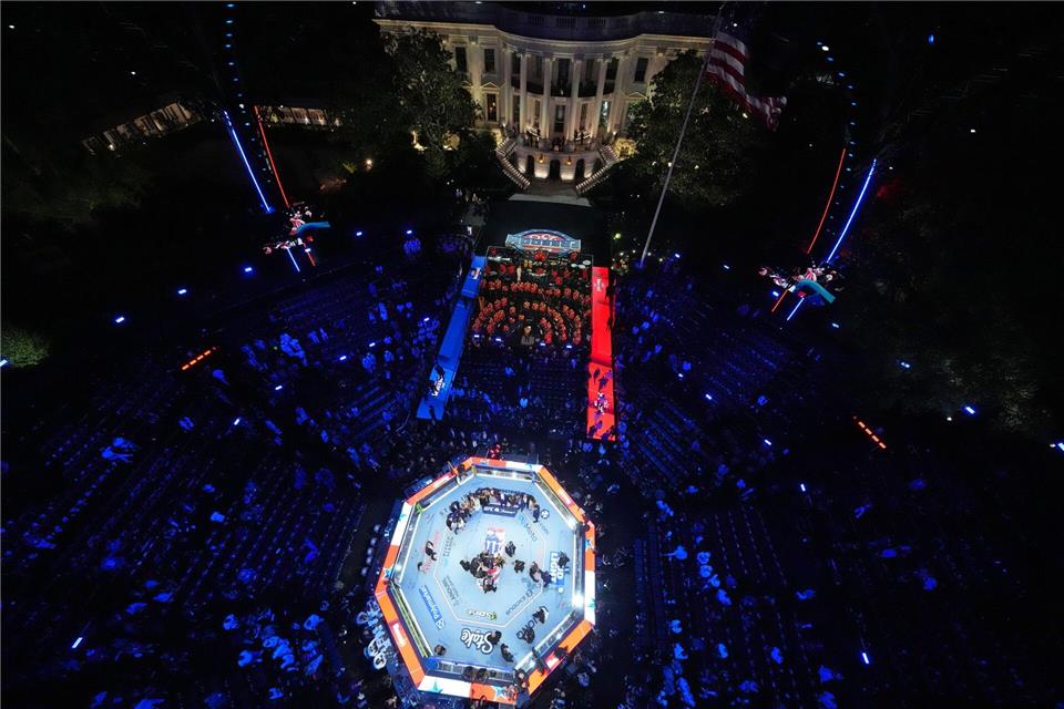 Bei der Veranstaltung traten Topstars der Profiliga Ultimate Fighting Championship (UFC) in einer eigens errichteten Arena gegeneinander an.Alex Brandon/AP Pool/dpa