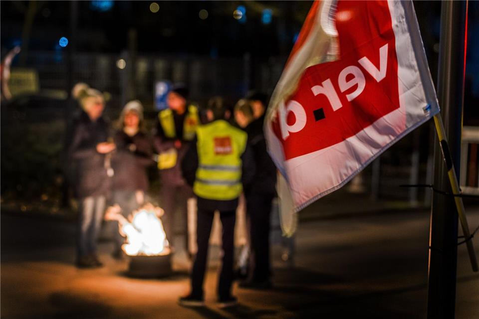 Bei der Verkehrsgesellschaft Eswe in Wiesbaden halten Streikposten die Stellung.Andreas Arnold/dpa