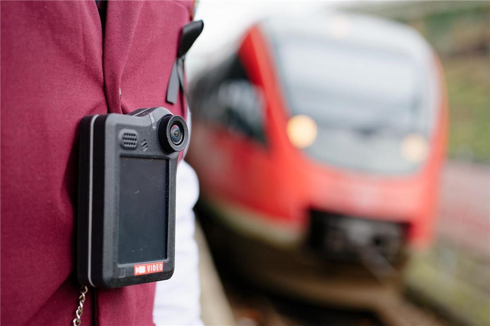 Bei der Verkehrsministerkonferenz in Lindau am Bodensee steht das Thema Sicherheit für Bahnbeschäftigte auf der Agenda. (Symbolbild)Uwe Anspach/dpa