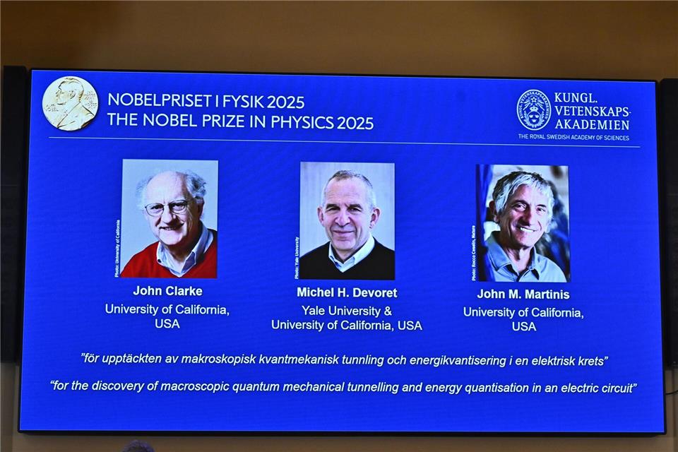Physik-Nobelpreis: Grundlage für neue Ära der Quantentechnik Bei der Verkündung der Namen der Empfänger des Nobelpreises für Physik werden Fotos der Gewinner John Clarke (l-r), Michel H. Devoret und John M. Martinis, auf einem Bildschirm in Stockholm, Schweden, gezeigt.Claudio Bresciani/TT News Agency/AP/dpa