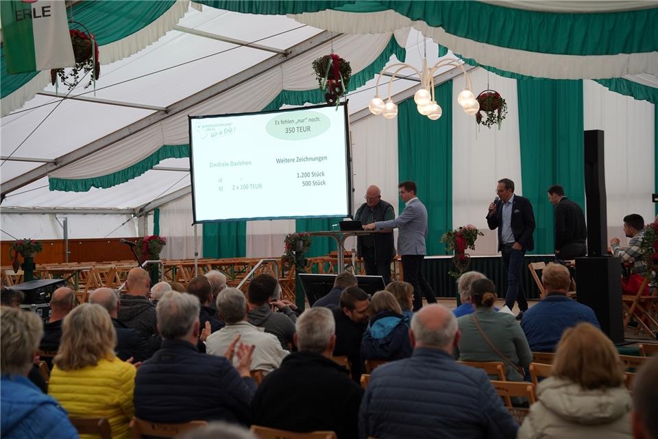 Bei der Versammlung im Schützenzelt stellt der Vorstand der Bürgergenossenschaft den Stand der Planung fürs neue HUB vor.Klimek