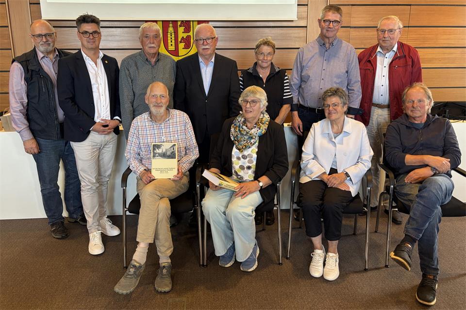 Bei der Vorstellung des Ortsfamilienbuchs von Raesfeld freuen sich die Projektbeteiligten über den Abschluss dieser umfangreichen Aufgabe.