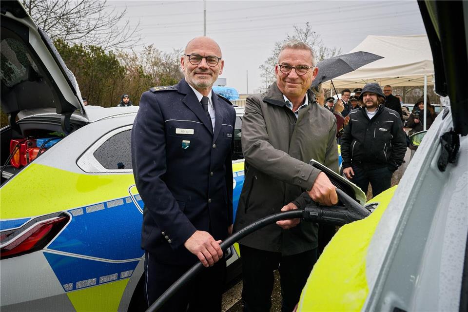 Bei der Vorstellung hat Innenminister Thomas Strobl (CDU) mit angepackt. Steffen Schmid/Innenministerium Baden-Württemberg/dpa