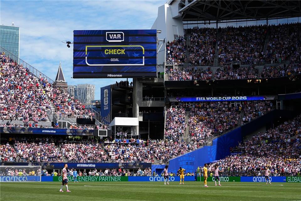 Bei der WM kommt die Videotechnik es wie in vielen Profiligen auch zum Einsatz.Lindsey Wasson/AP/dpa