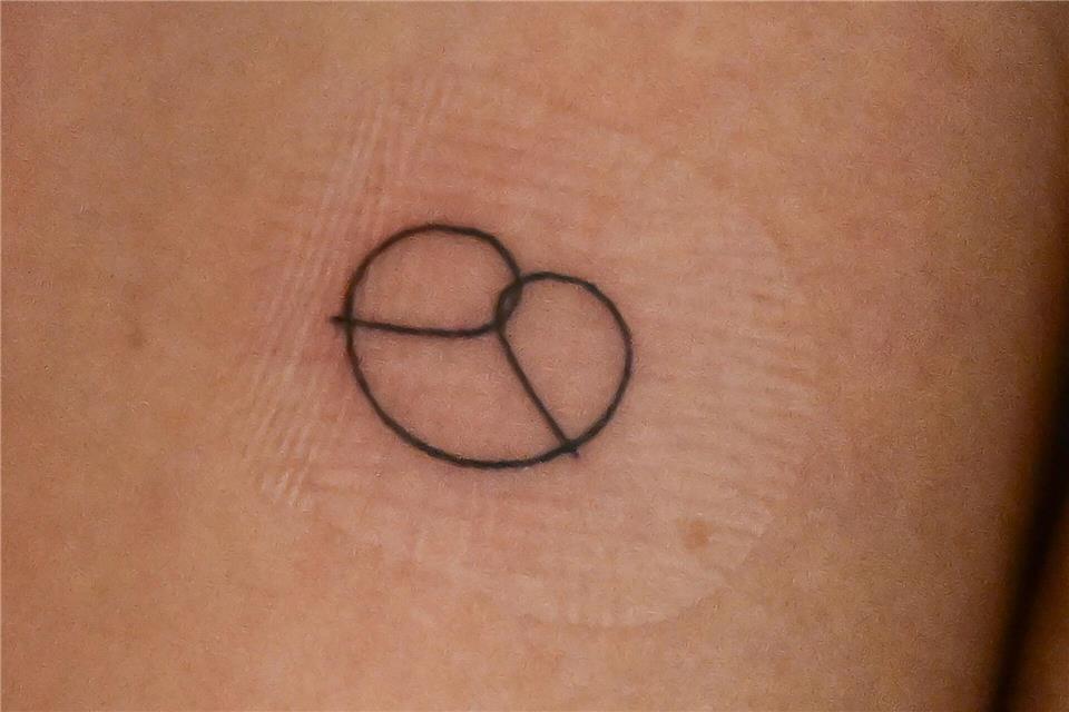 Bei der Wahlparty der Grünen bei der Landtagswahl in Baden-Württemberg konnten sich Interessierte ein Brezel-Tattoo stechen lassen. Bernd Weißbrod/dpa