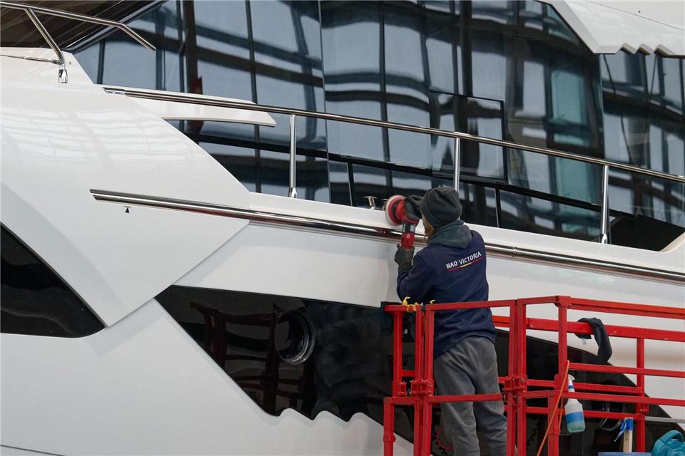 Bei der Wassersportmesse „Boot“ sind auch in diesem Jahr wieder viele Luxusjachten zu bestaunen. Es gibt aber auch eine eigene Halle für Einsteigerboote. Die nach eigenen Angaben weltgrößte Wassersportmesse startet am 18. Januar.Henning Kaiser/dpa