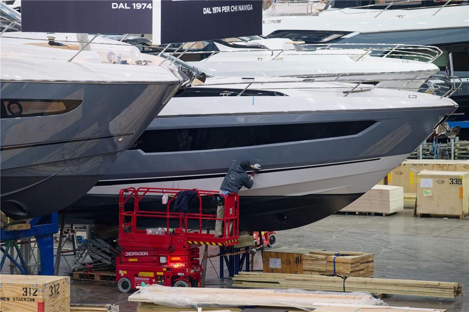Bei der Wassersportmesse „Boot“ sind auch in diesem Jahr wieder viele Luxusjachten zu bestaunen. Es gibt aber auch eine eigene Halle für Einsteigerboote. Die nach eigenen Angaben weltgrößte Wassersportmesse startet am 18. Januar.Henning Kaiser/dpa