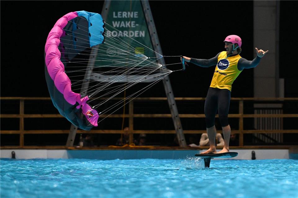 Bei der Wassersportmesse „Boot“ sind vom 18. bis zum 26. Januar zahlreiche Surf-Vorführungen geplant. Es gibt auch einen Tauchturm.Federico Gambarini/dpa