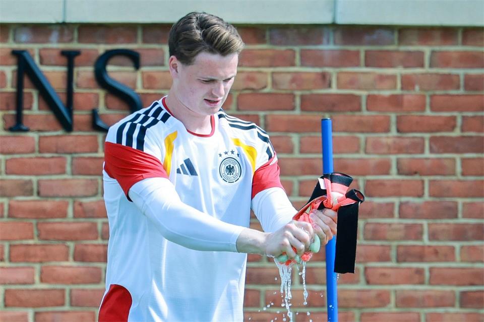 Bei der Weltmeisterschaft in Amerika durfte Jonas Urbig schon mal als Trainingstorwart dabei sein. (Archivbild) Jan Woitas/dpa