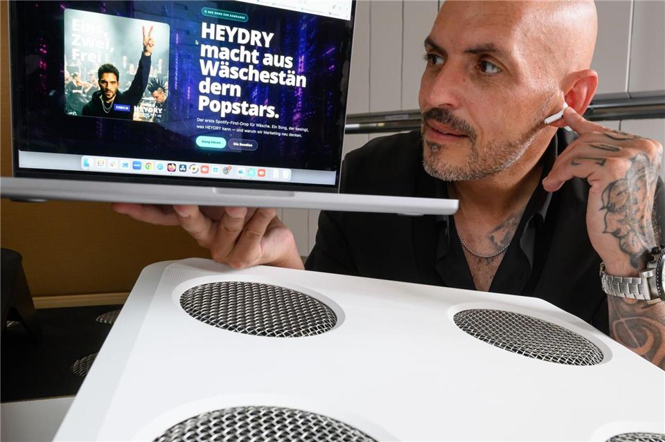 Bei der Werbung für den Wäschetrockner „Heydry“ setzt Gründer Marcel Nagler komplett auf KI: Von der Planung bis zur Umsetzung samt Musik basiert alles auf künstlicher Intelligenz. Hendrik Schmidt/dpa