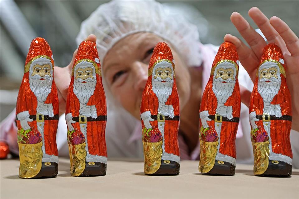 Bilder des Tages Bei der Wergona Schokoladen GmbH in Wernigerode sind die Vorbereitungen auf das Weihnachtsgeschäft in vollem Gange. Matthias Bein/dpa