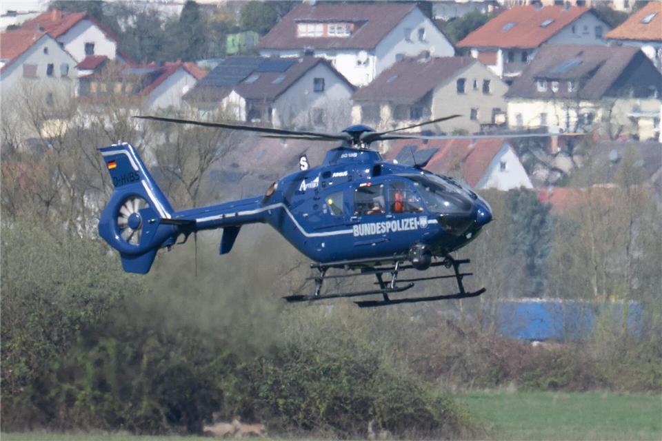 Bei der anschließenden Fahndung setzte die Bundespolizei auch einen Hubschrauber ein. (Symbolbild)Boris Roessler/dpa