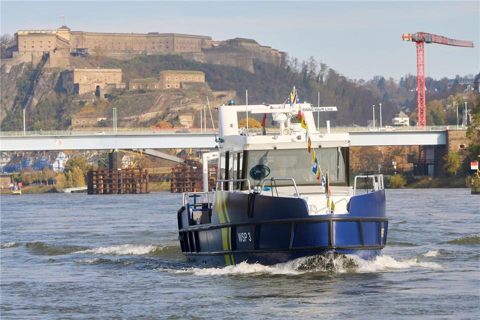 Bei der ersten Fahrt nach der Taufe war auch Innenminister Ebling an Bord.Thomas Frey/dpa