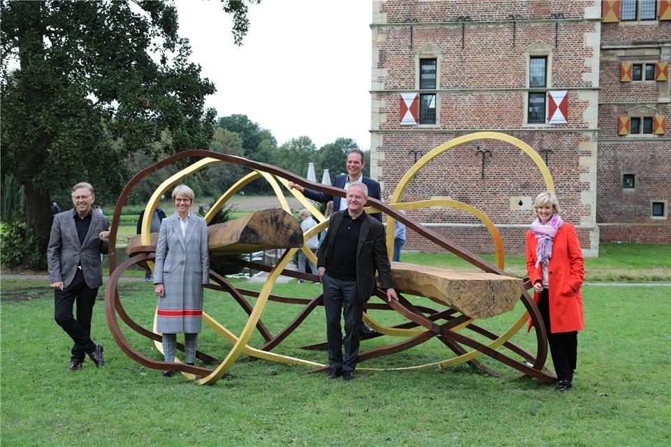 Bei der feierlichen Eröffnung der Ausstellung am Schloss Raesfeld: (v.l.) Hans Hund, Präsident der Handwerkskammer Münster, Dorothee Feller Regierungspräsidentin des Bezirks Münster, Bürgermeister Andreas Grotendorst, Künstler Ludwig Maria Vongries und die Kunsthistorikerin Dr. Gabriele Hovestadt.