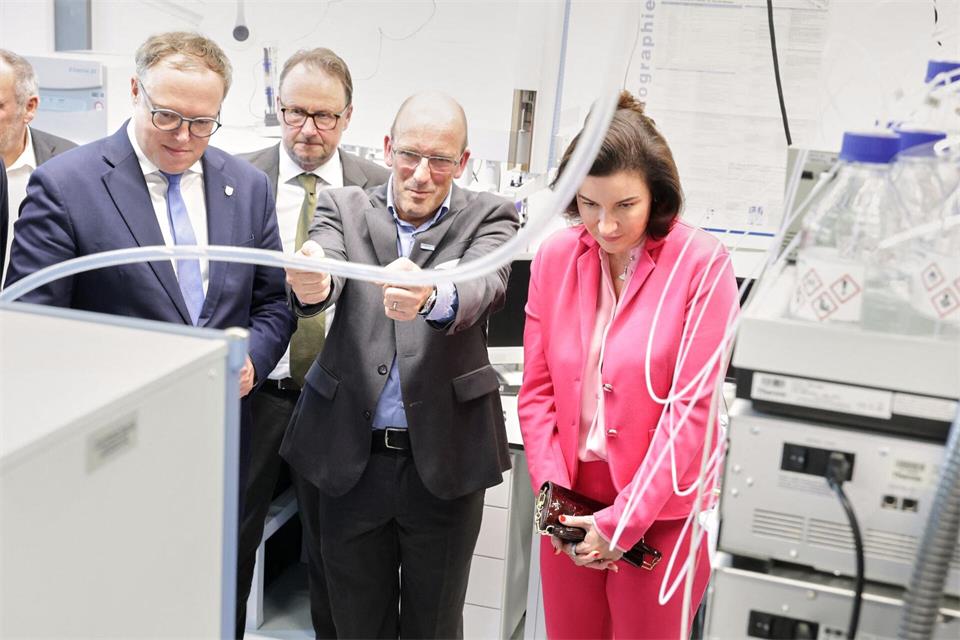Bei der feierlichen Eröffnung waren unter anderem Bundesforschungsministerin Dorothee Bär (CSU) und Ministerpräsident Mario Voigt (CDU) dabei.Bodo Schackow/dpa