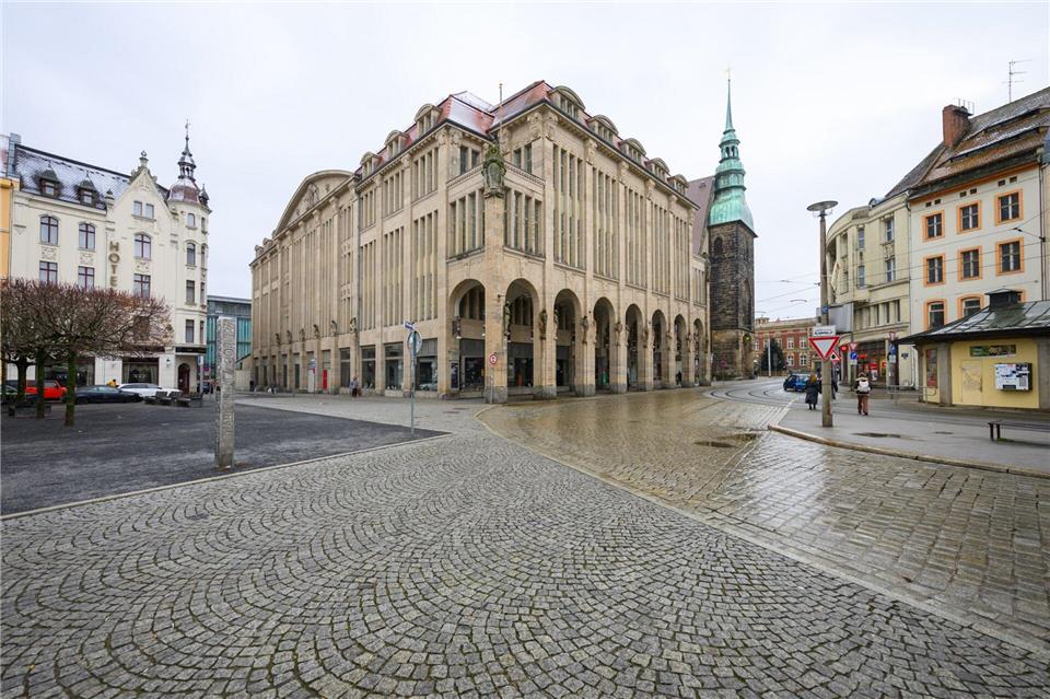 Bei der geplanten Sanierung des Görlitzer Jugendstil-Kaufhauses sind jetzt Fragen des Denkmalschutzes geklärt (Archivbild). Robert Michael/dpa