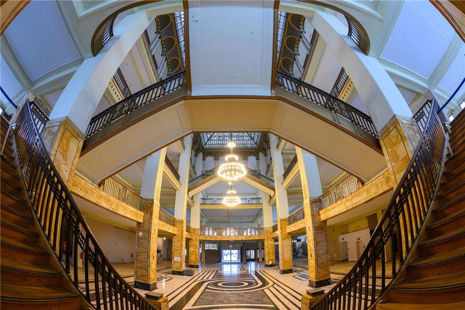 Bei der geplanten Sanierung des Görlitzer Jugendstil-Kaufhauses sind jetzt Fragen des Denkmalschutzes geklärt (Archivbild).Robert Michael/dpa