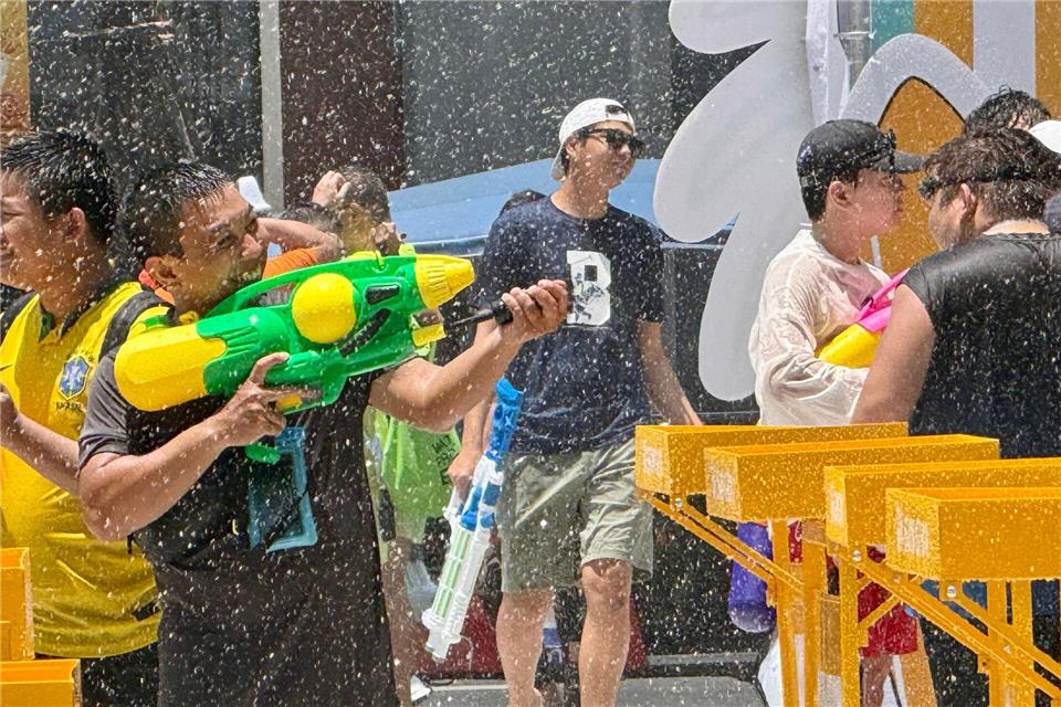 Bei der großen Hitze bieten die Wasserschlachten eine willkommene Abkühlung.Carola Frentzen/dpa