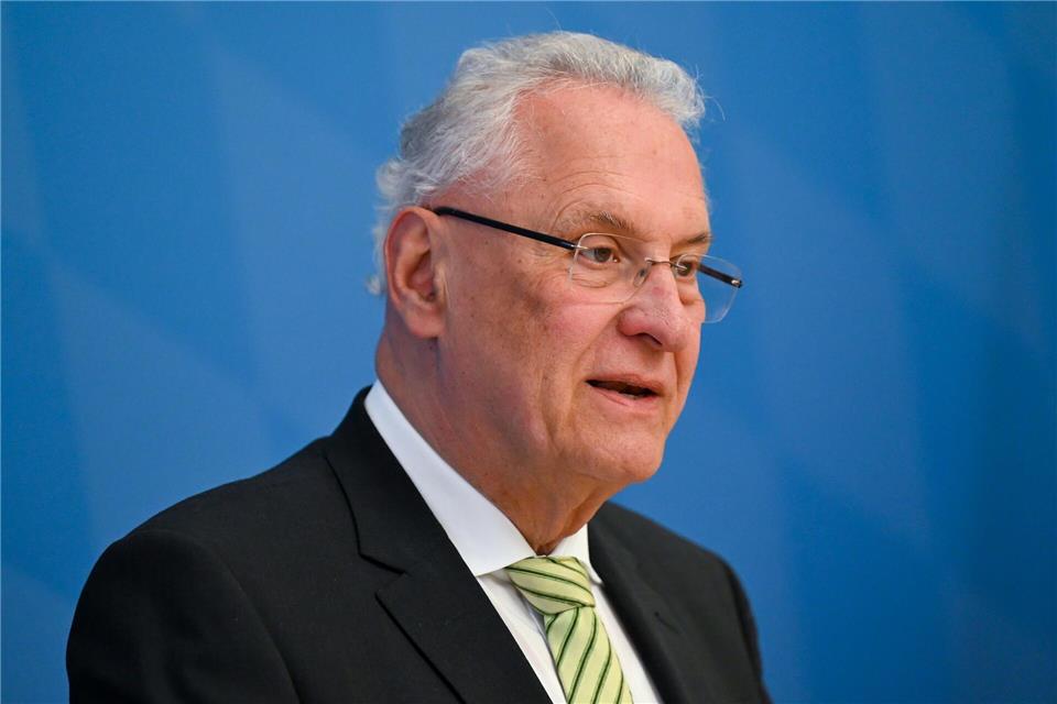 „Bei der kommenden Landtagswahl soll es bei der bisherigen Verteilung der Mandate auf die sieben Regierungsbezirke bleiben“, sagte Bayerns Innenminister Joachim Herrmann (CSU). (Archivbild)Sven Hoppe/dpa