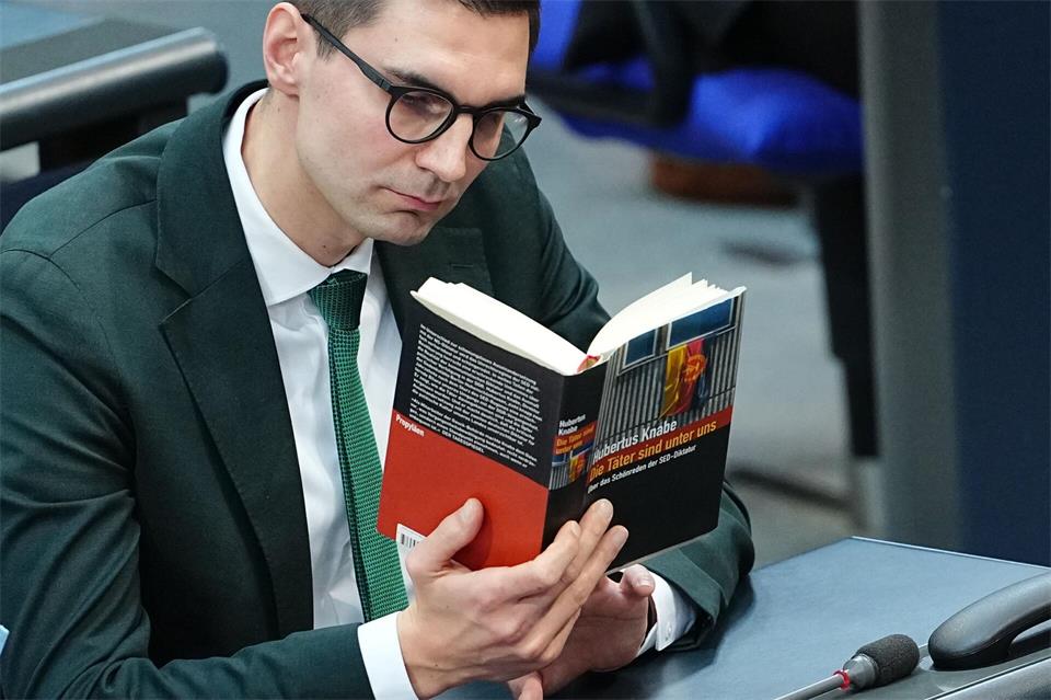 Bei der konstituierenden Sitzung des Bundestags 2025, die Alterspräsident Gregor Gysi (Linke) leitete, hielt Sepp Müller (CDU) demonstrativ das Buch „Die Täter sind unter uns“ während dessen Rede nach oben. (Archivbild)Kay Nietfeld/dpa