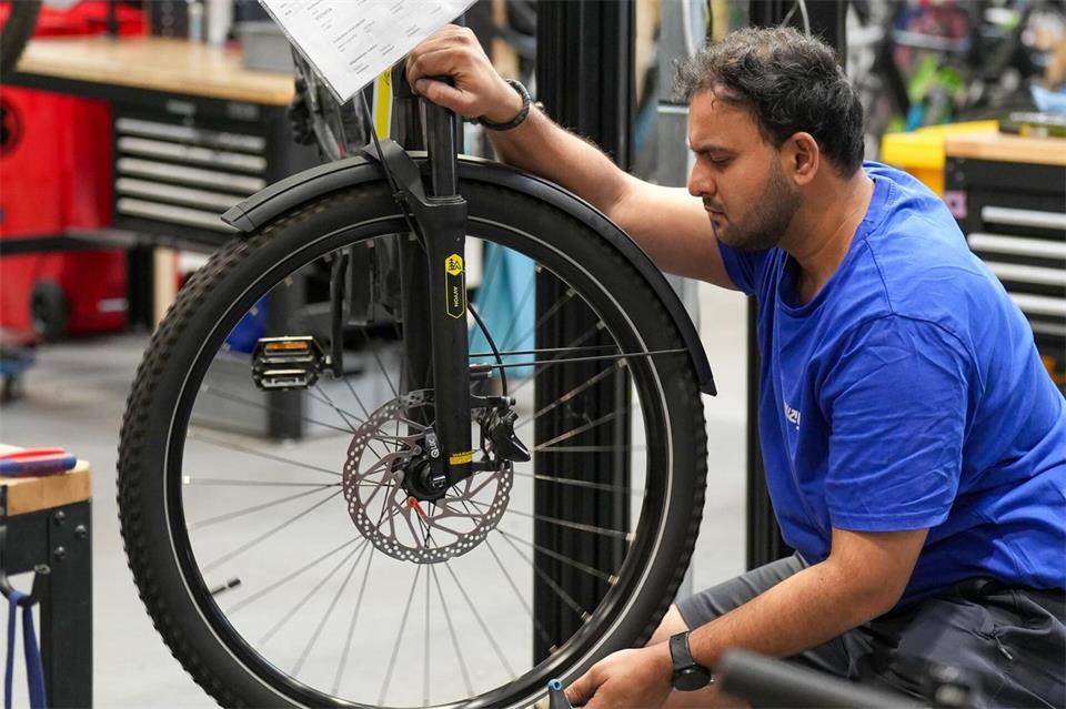 Bei der professionellen Aufbereitung werden E-Bikes komplett überprüft. Dabei entsteht auch ein Inspektionsbericht, durch den Schäden und Reparaturen nachvollziehbar werden.Kirsten Neumann/dpa-tmn