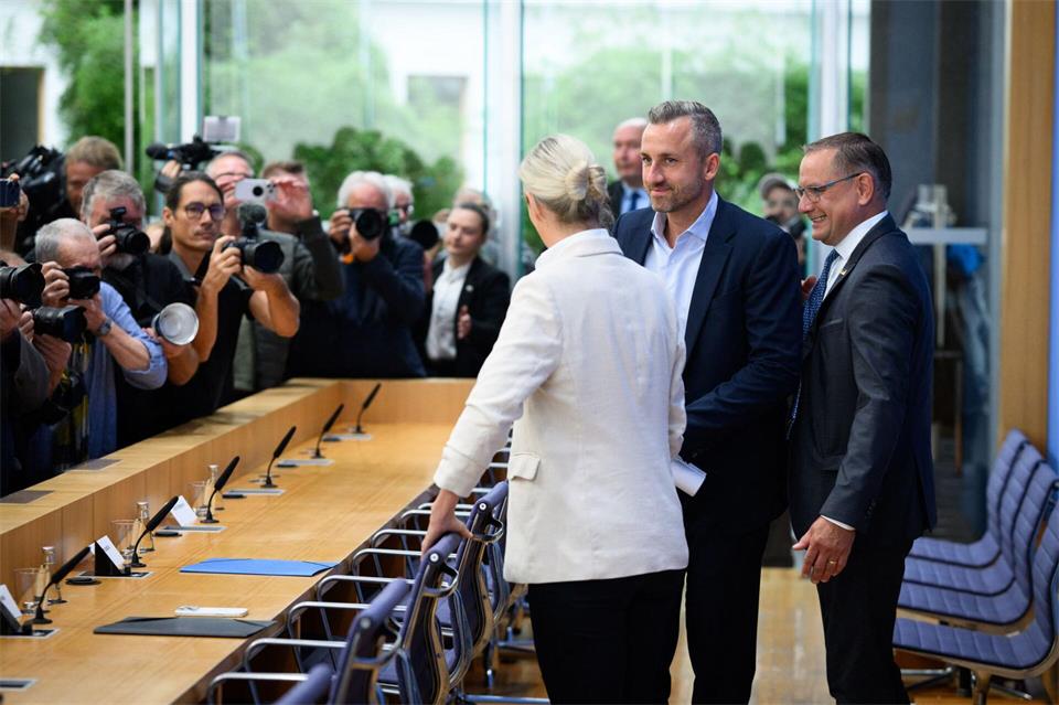 Bei der sogenannten Wahlnachlese der AfD in Berlin am Tag nach der Landtagswahl in Sachsen-Anhalt herrscht Riesenandrang.  Bernd von Jutrczenka/dpa