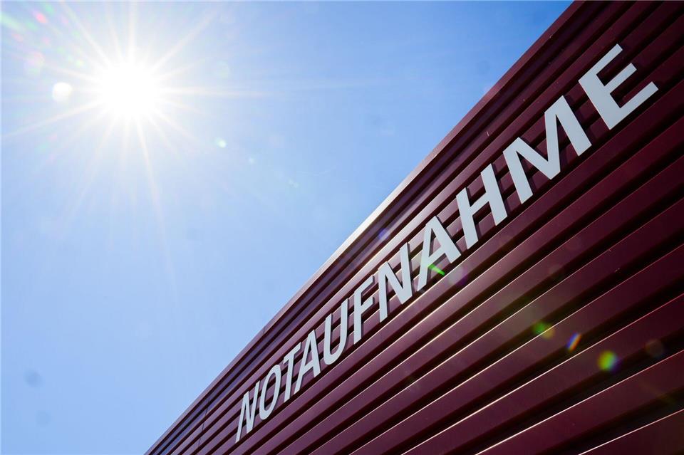 Bei der sommerlichen Hitze kommen mehr Menschen in die Notaufnahmen der Kliniken. (Symbolbild)Julian Stratenschulte/dpa
