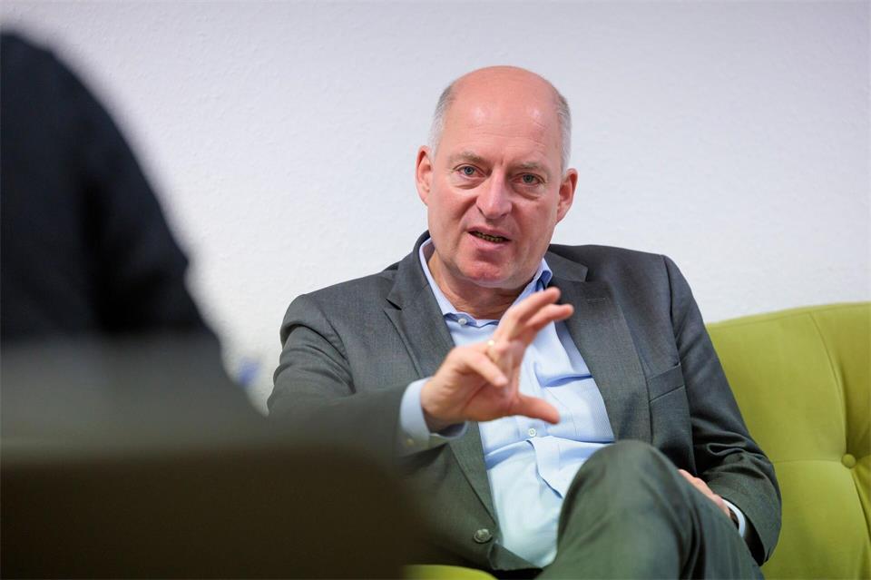 Bei der weiteren Ausgestaltung der Agenda müsse die Wirtschaft eng eingebunden werden, fordert der Hauptgeschäftsführer der Landesvereinigung Unternehmerverbände, Karsten Tacke. (Archivfoto) Jörg Halisch/dpa