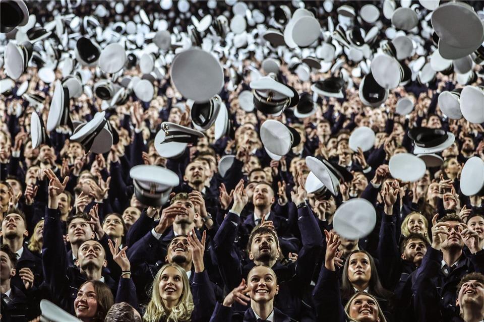 Bei der zentralen Vereidigungsfeier in der Kölner Lanxess-Arena bekannten sich die künftigen Polizistinnen und Polizisten mit ihrem Schwur auf das Grundgesetz und die Landesverfassung zur freiheitlich-demokratischen Grundordnung.Oliver Berg/dpa