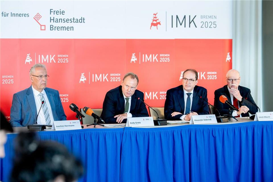 Bei der zurückliegenden Innenministerkonferenz in Bremerhaven saß Alexander Dobrindt (CSU) als neuer Bundesinnenministerium erstmalig mit am Tisch. (Archivfoto)Hauke-Christian Dittrich/dpa