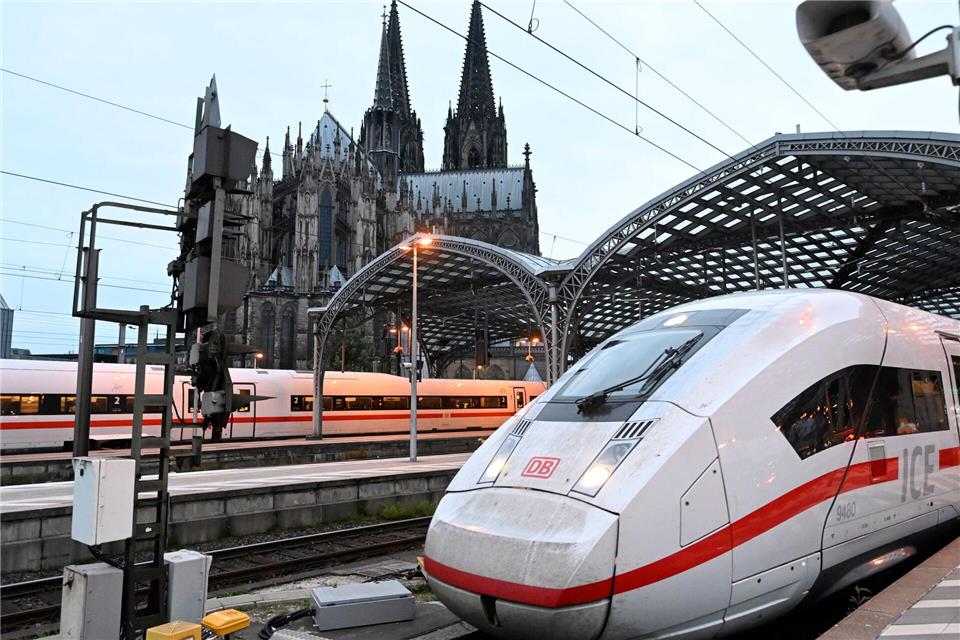 Bei der zweiten Sperrung im kommenden Jahr soll der Kölner Hauptbahnhof nicht noch einmal für ganze zehn Tage vom Fern- und Regionalverkehr abgeschnitten sein. (Archivbild)Roberto Pfeil/dpa