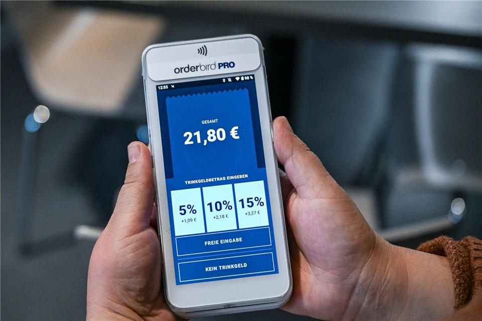 Bei diesem Bezahlterminal ist auch die Option, kein Trinkgeld zu geben, unten aufgeführt. Verbraucherschützer beklagen aber, dass dies oft eher versteckt und die Trinkgeld-Einscheidung somit beeinflusst werde. Jens Kalaene/dpa