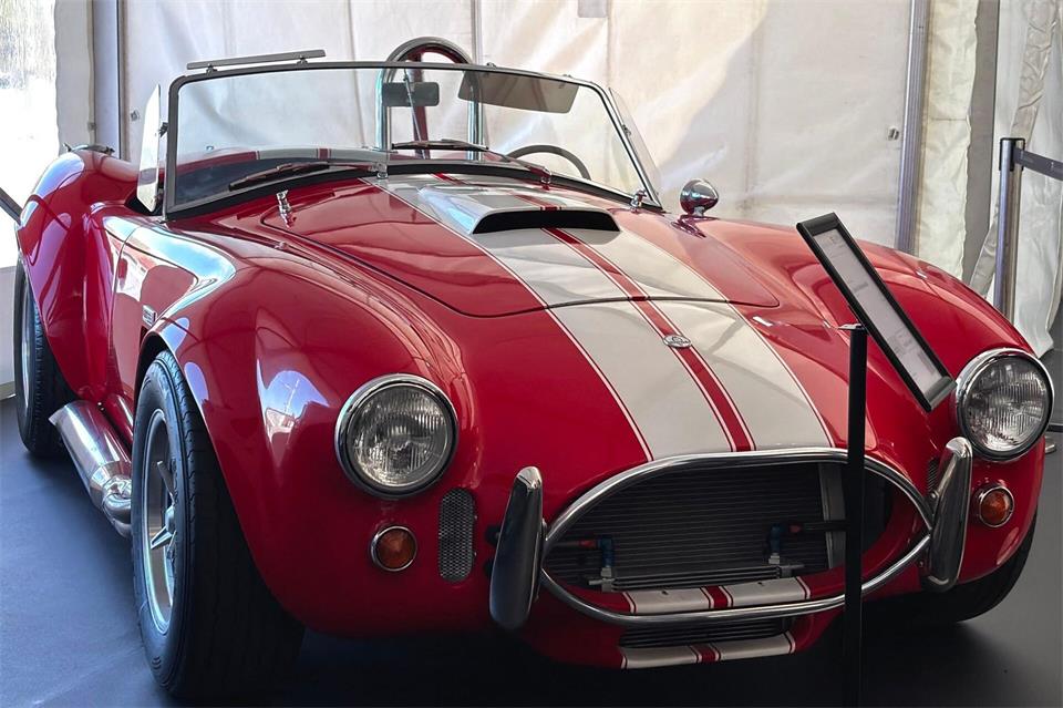 Bei diesem Wagen handelt es sich um einen Nachbau eines Shelby Cobras aus dem Jahr 2005 aus den USA.Florian Ertl/dpa