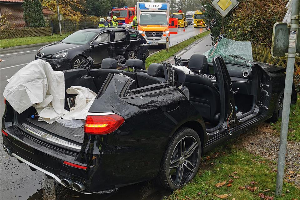 Bei diesem Wagen wurde das Dach entfernt, um den Verletzten bergen zu können.