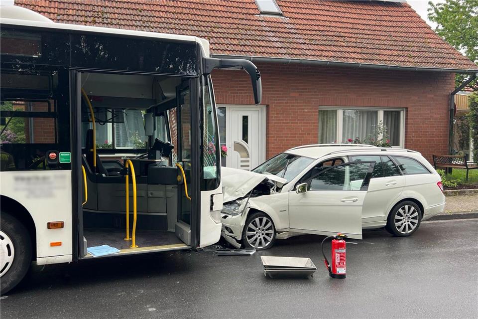 Bei diesem Zusammenstoß eines Autos mit einem Schulbus wurden die beiden Fahrer schwer verletzt. Die Unfallursache muss noch geklärt werden. Bernd Preikschat/Nord-West-Media TV/dpa