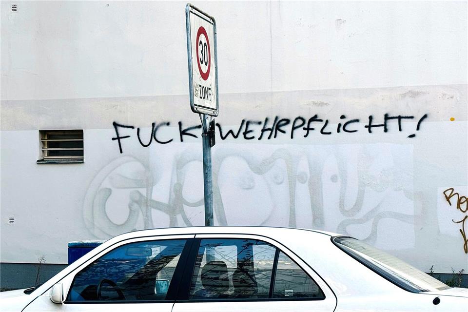 Bei drei Demonstrationen gegen die Wehrpflicht in Hamburg erwarten die Veranstalter nach Polizeiangaben rund 1.700 Teilnehmerinnen und Teilnehmer. (Symbolbild)---/dpa