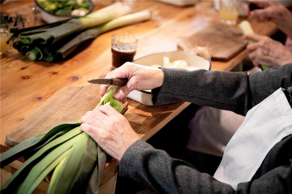 Bei drohendem Untergewicht helfen gesunde Nährstoffe - und das gemeinsame Kochen und Essen mit Familie oder Freunden.Zacharie Scheurer/dpa-tmn