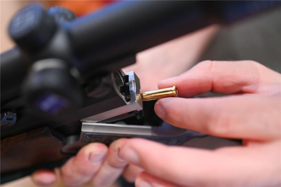 Bei einem 60-jährigen Mann in Lübtheen hat die Polizei nach eigenen Angaben Waffen und Sprengstoff sichergestellt. (Symbolbild)Marius Bulling/dpa