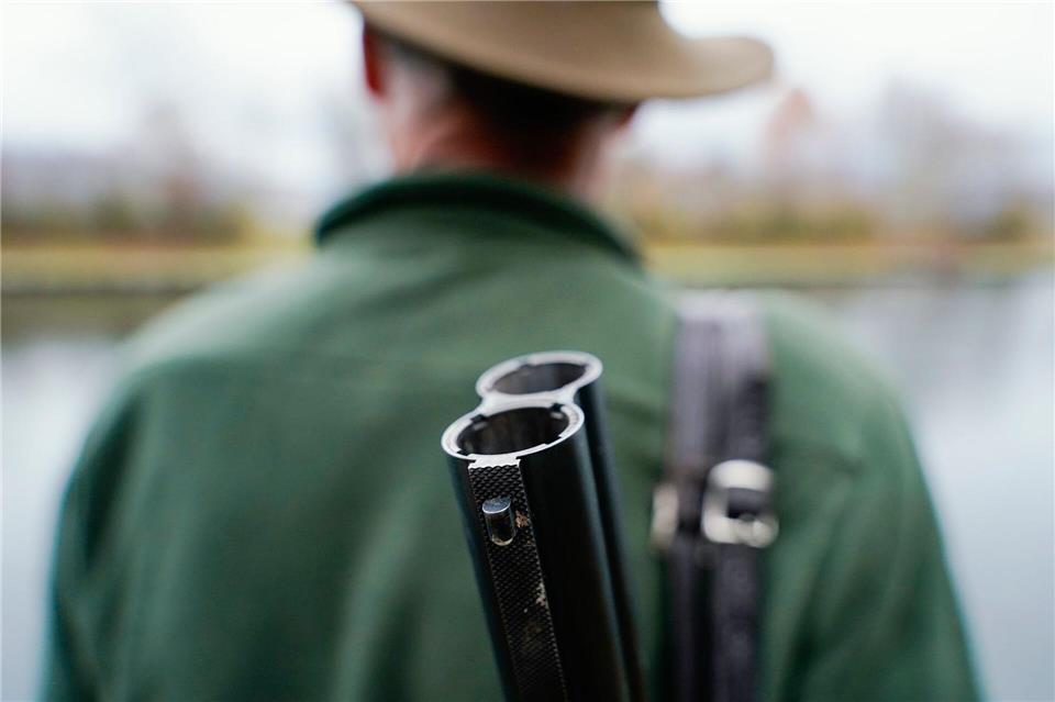 Bei einem 68-jährigen Jäger löste sich ein Schuss aus seiner Waffe und verletzte ihn schwer an der Hand. (Symbolbild)Uwe Anspach/dpa