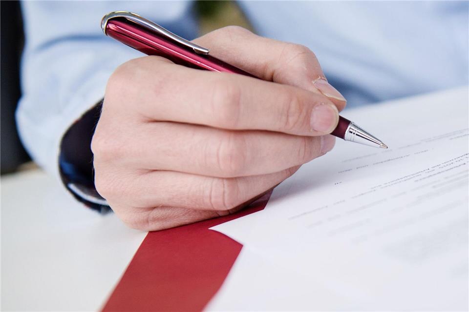 Bei einem Änderungsvertrag beendet der Arbeitgeber mittels einseitiger Erklärung das Arbeitsverhältnis und bietet gleichzeitig an, es mit zu veränderten Bedingungen fortzusetzen.Andrea Warnecke/dpa-tmn