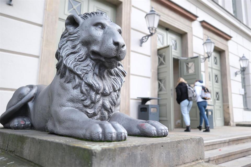 Bei einem Angriff auf die IT der Martin-Luther-Universität Halle-Wittenberg könnten Unbefugte Daten aus rund 51.000 Bewerbungen abgerufen haben. (Symbolbild) Sebastian Willnow/dpa