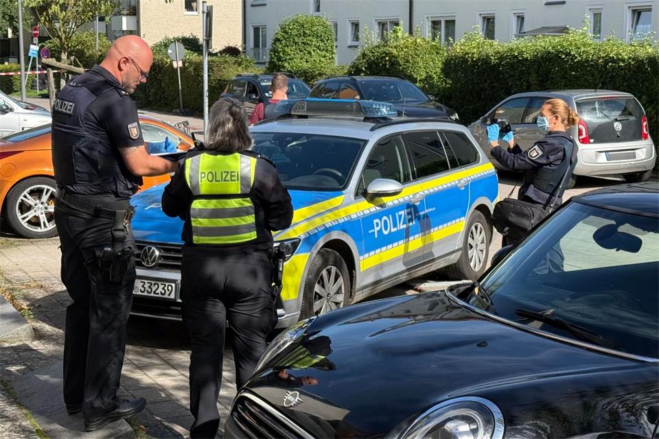 Bei einem Angriff in Ahrensburg wurden zwei Menschen verletzt.Daniel Bockwoldt/dpa
