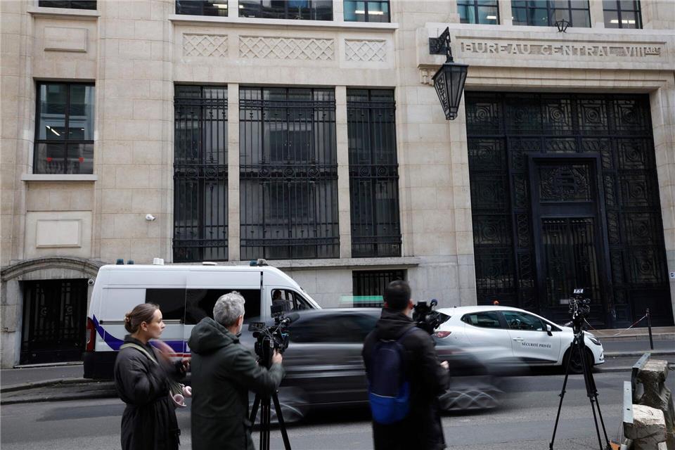 Bei einem Anschlagsversuch auf eine US-Bank in Paris wurden drei Verdächtige festgenommen.Sebastien Dupuy/AFP/dpa