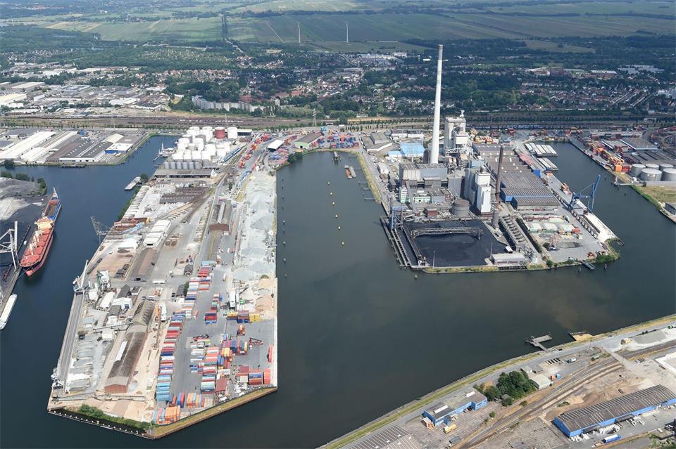 Bei einem Arbeitsunfall im Neustädter Hafen ist ein Mann gestorben. (Archivbild)Carmen Jaspersen/dpa