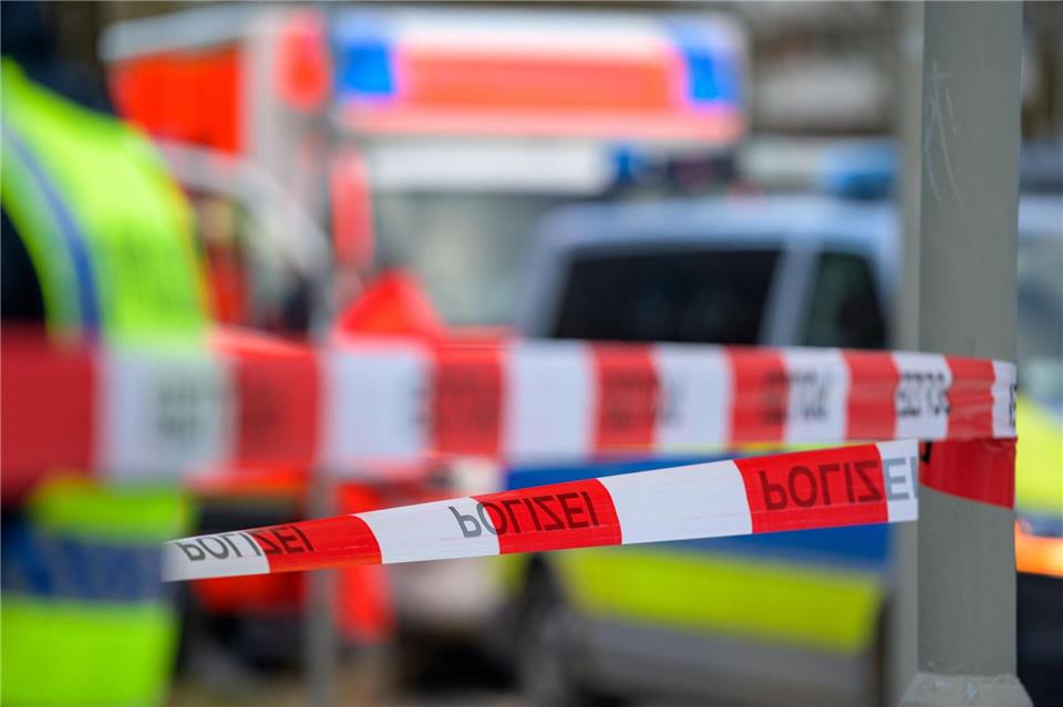 Bei einem Arbeitsunfall ist ein 60-Jähriger ums Leben gekommen. (Symbolbild)Jonas Walzberg/dpa