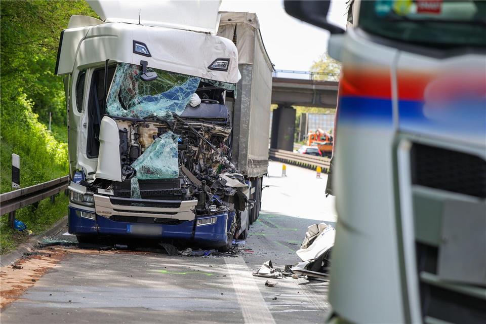 Bei einem Auffahrunfall wird ein Lastwagen stark beschädigt. Der Fahrer ist lebensgefährlich verletzt.Christoph Reichwein/dpa