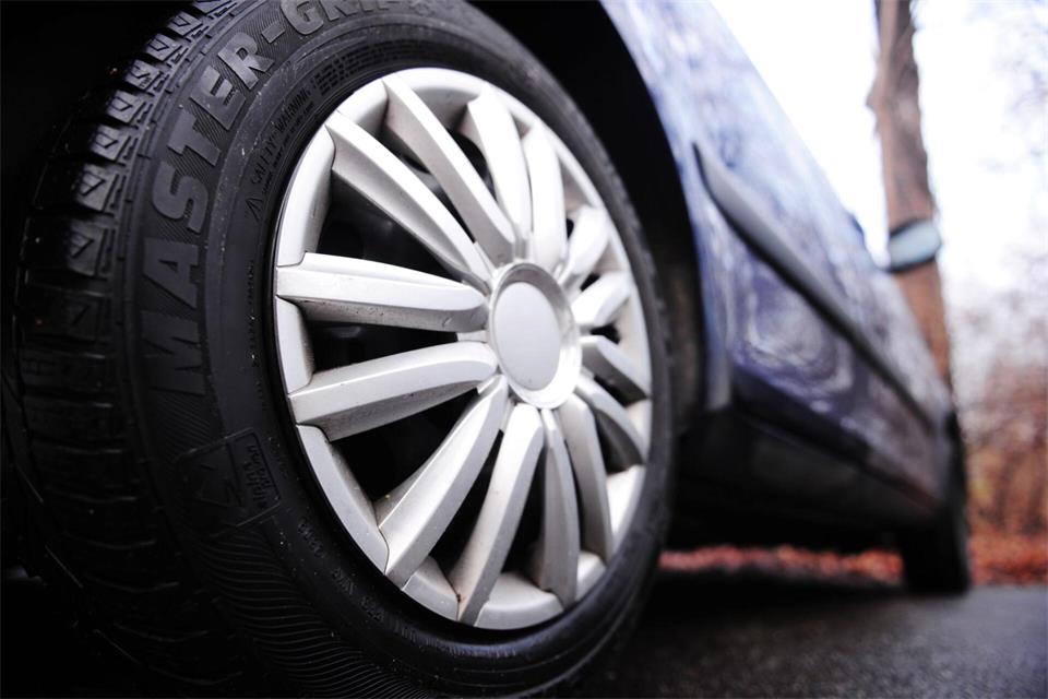Bei einem Autorennen im Jahr 2022 ist eine Frau durch einen Autoreifen verletzt worden - nun ist der Rechtsstreit um Schadenersatz beendet. (Symbolbild)Nicolas Armer/dpa