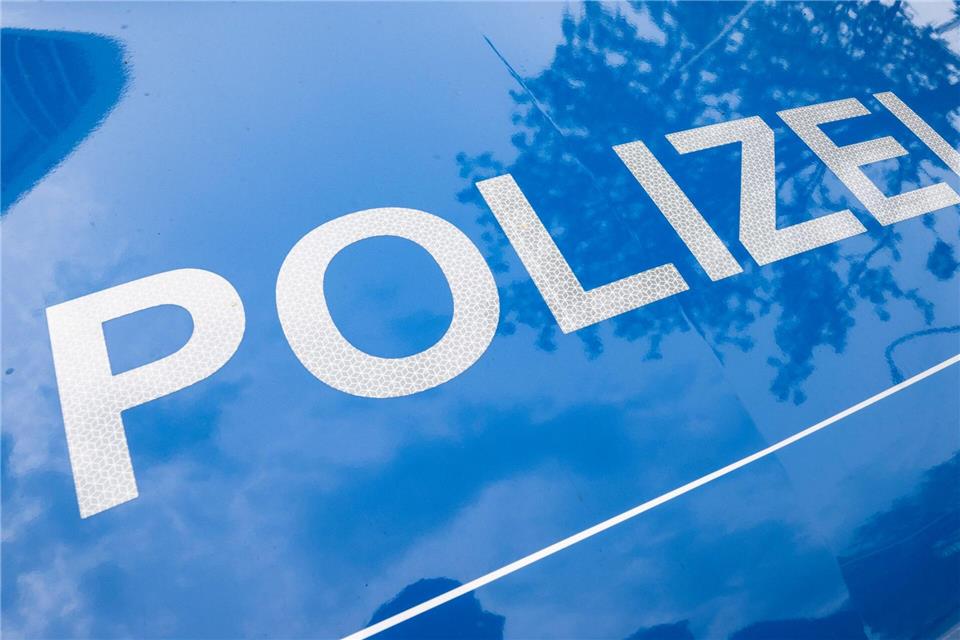 Bei einem Autounfall auf der B6 werden zwei Personen verletzt. (Archivbild)Boris Roessler/dpa