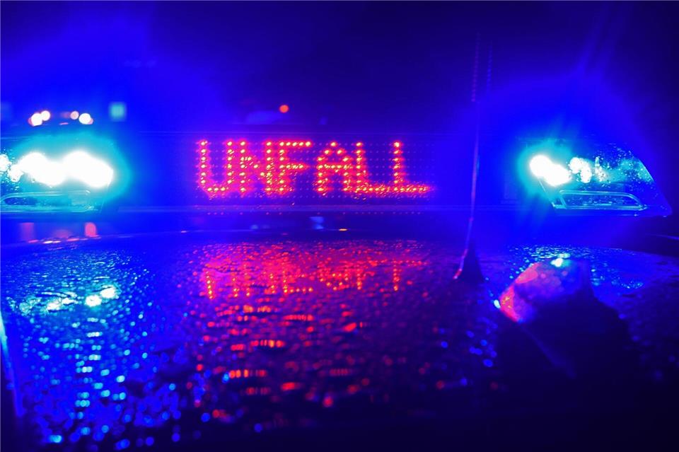 Bei einem Autounfall im Landkreis Cuxhaven werden zwei Menschen verletzt. (Symbolbild)Stefan Puchner/dpa