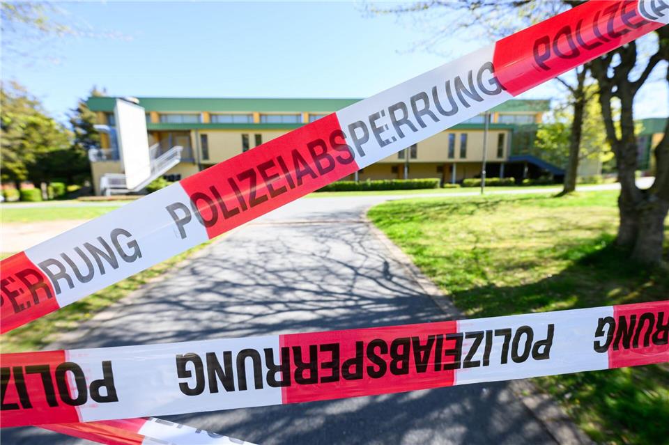 Bei einem Beratungsgespräch nach einer Trennung erschoss im sächsischen Neustadt ein 54-Jähriger seine Expartnerin, eine Familienhelferin und anschließend sich selbst. (Archivbild)Robert Michael/dpa